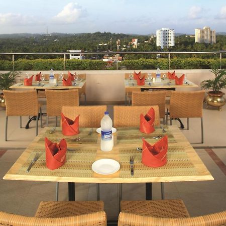 Windsor Rajadhani Hotel Thiruvananthapuram Екстериор снимка