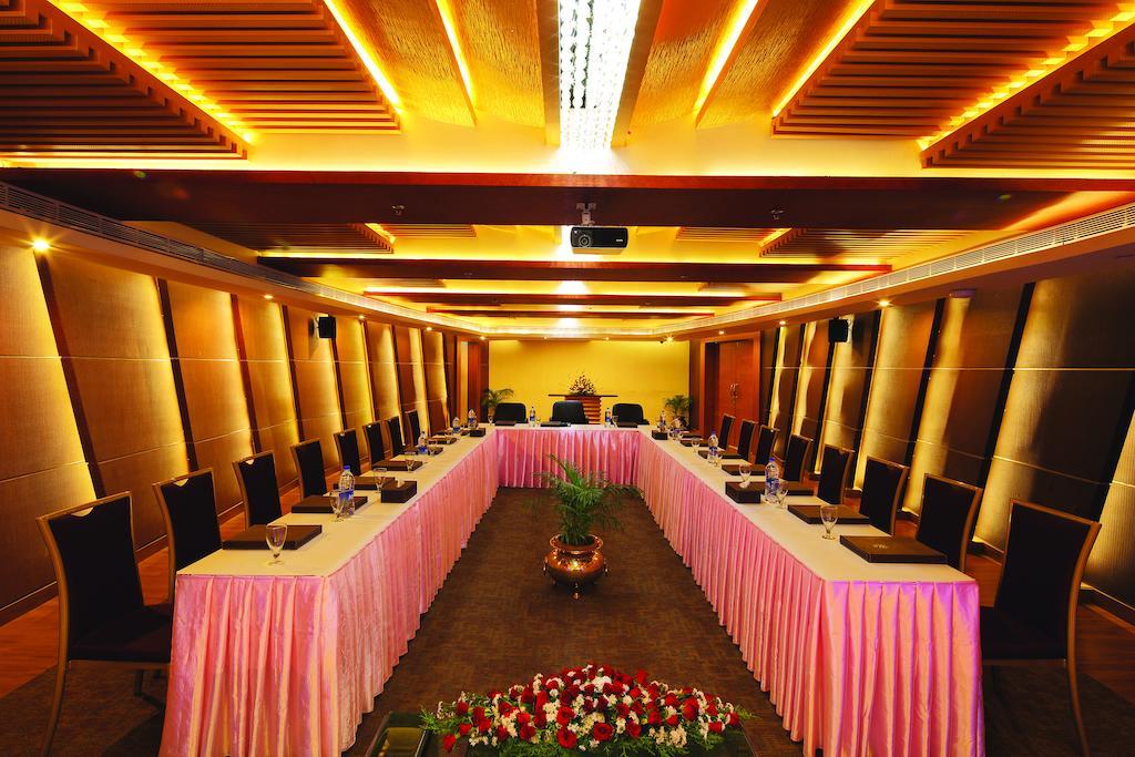Windsor Rajadhani Hotel Thiruvananthapuram Екстериор снимка