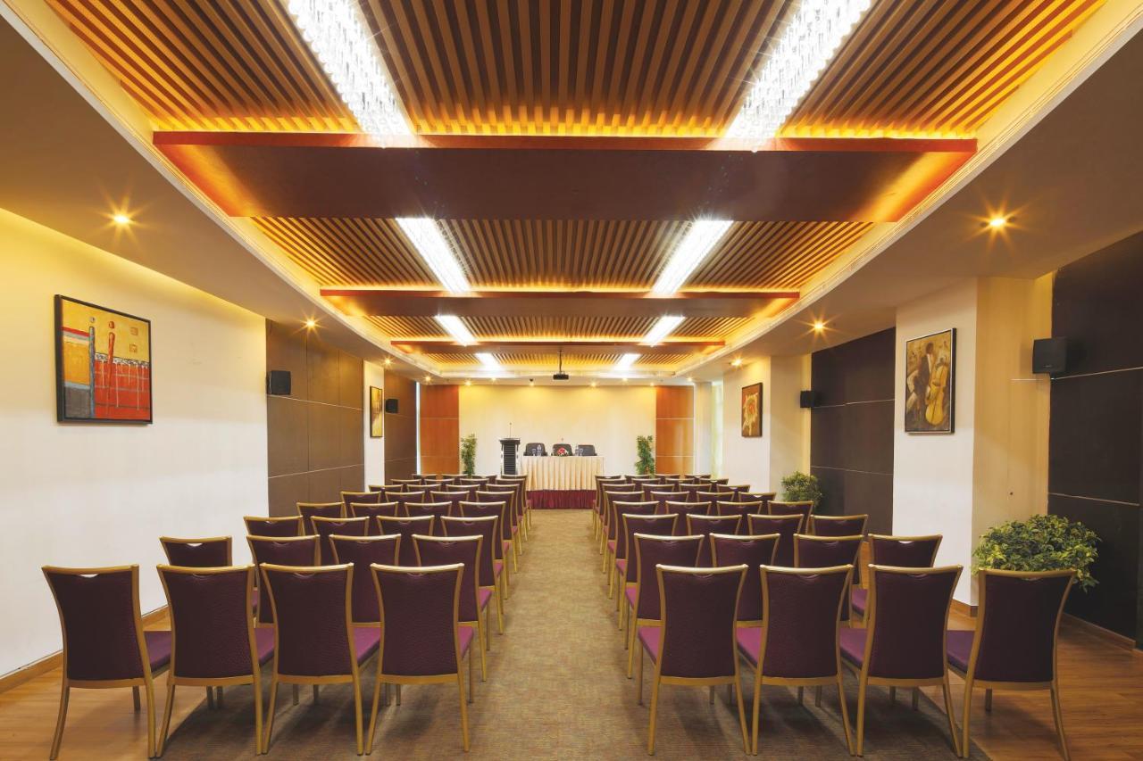 Windsor Rajadhani Hotel Thiruvananthapuram Екстериор снимка
